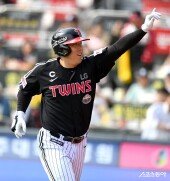 김현수 ‘솔로포 환호하세요’