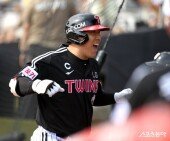 김현수 ‘기선제압 선제 솔로포’