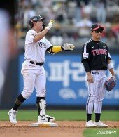 황재균 ‘1점 차 추격’