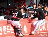 박동원-문보경 ‘아슬아슬 파울타구~’