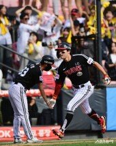 박해민, 관중도 놀라는 백투백 홈런