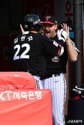 김현수-엔스, 선제 솔로포에 손 맞잡고