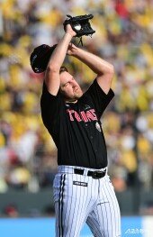 엔스, 볼넷으로 만루 위기