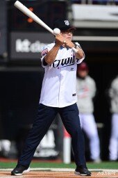 준PO 4차전 시타하는 이재식 수원시의의장