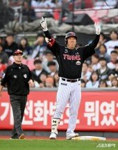 동점타 김현수 ‘경기는 이제부터’