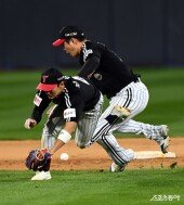 신민재-오지환, 안타까운 충돌