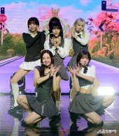 컴백 비웨이브, 스쿨룩이 잘 어울리는 소녀들!