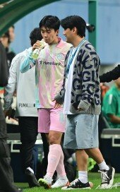 교체 후 목 축이는 임영웅