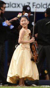 김연아, 애국가 연주 마친 귀여운 미소