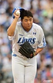 김현수에게 모자 벗어 사과하는 김윤수