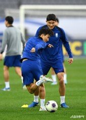 황인범 ‘뒷차기’