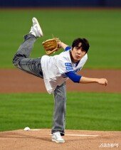 허형규, PO 2차전 시구