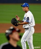 김윤수, 만루 위기를 넘겼어~