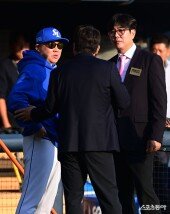 진지하게 이야기 하는 박진만 감독-정민철 해설