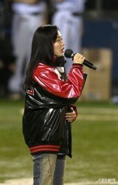 정지소, PO3차전 애국가 제창