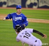 황동재, 3루주자 잡아라!