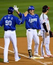 김영웅, 3루타를 날렸어요~