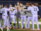 승리 기쁨 나누는 임찬규