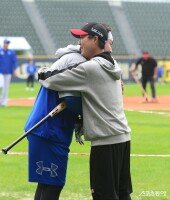 박병호-정수성 코치, 따뜻한 포옹