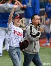 시우민 ‘안녕하세요’