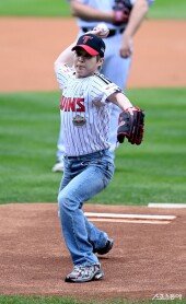 EXO 시우민, LG 승리 기원 시구