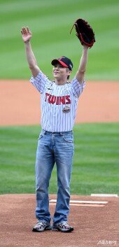 시우민, PO 4차전 시구