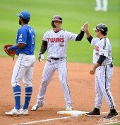 오지환 ‘팀 첫 안타’