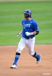 솔로포 강민호 ‘모두 환호하세요’