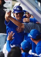 강민호, 솔로포에 박진만 감독 얼싸안고