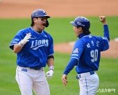 강민호, 선제 솔로포에 짜릿한 포효