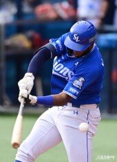 디아즈, 공이 안 맞네