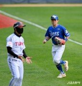 수비 교체되는 김지찬