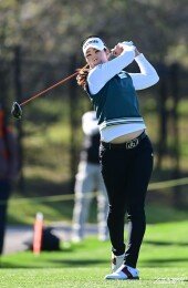 김아림, 입술 깨물며