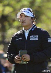 유해란, 한체대 적힌 야디지북 들고