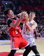 최원혁-정준원, 치열한 리바운드 쟁탈전