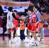 SK, 안영준 24득점 7리바운드 활약으로 첫 승