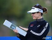 한나 그린, 사랑스럽게 쓰다듬는 우승 트로피