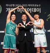 김정은-김도완 감독-진안 ‘세 개의 하트’