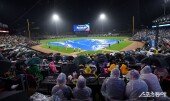 비 내리는 챔피언스필드 ‘KIA-삼성, 한국시리즈 1차전 열릴까?’