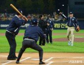 김응용 전 감독, KIA 레전드의 시구