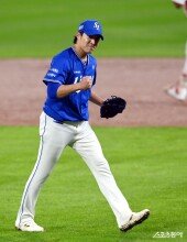 원태인, 실점 위기 넘기고 주먹 불끈!