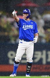 강민호, 찬스 만드는 2루타