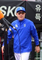 밝은 표정 짓는 박진만 감독