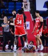 김종규 ‘워니 흥분하지마’