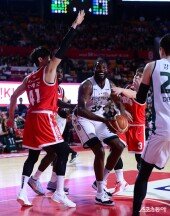 오누아쿠 ‘골밑 공격’