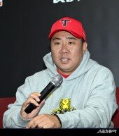 이범호 감독, 한국시리즈 1차전 인터뷰만 3번째~