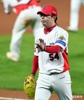 양현종, 만루 위기를 넘겼어~