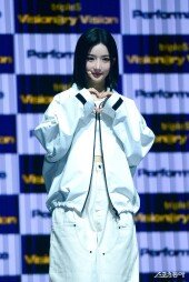 트리플에스 VV 김유연 ‘상큼 하트’