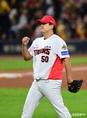 장현식, 위기 상황 막고 주먹 불끈