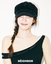 한지은, 과감한 포즈…흘러내린 듯 독특한 스타일 ‘완벽 소화’ [화보]